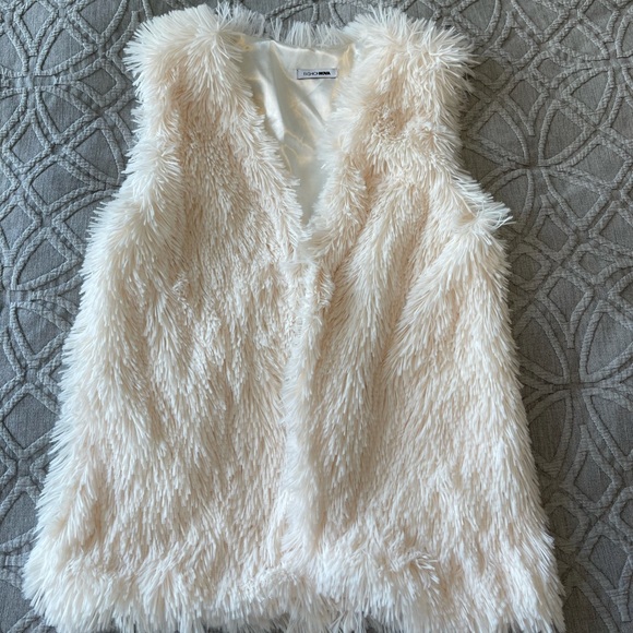 WOMANS FASHION NOVA FAUX FUR VEST - Picture 1 of 3